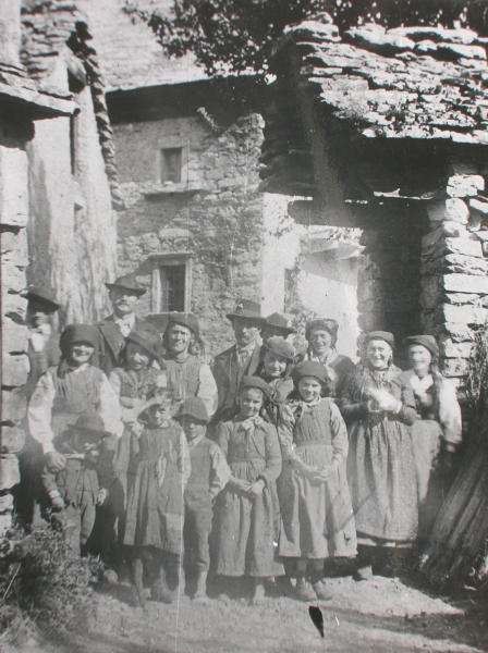 Gruppo di uomini , donne e bambini